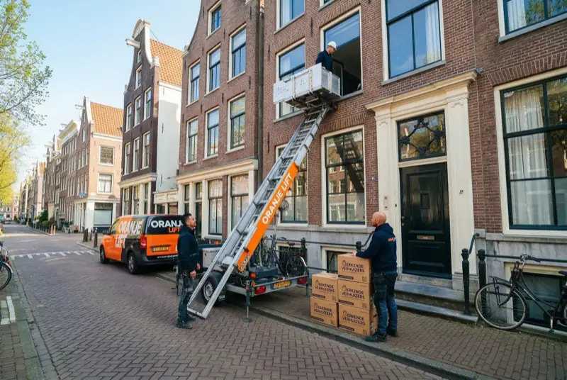 Aanhangerlift voor verhuizing in smalle straat Den Helder