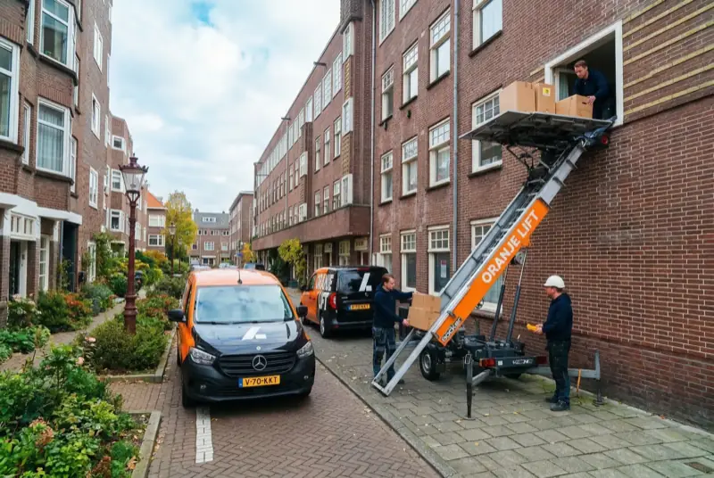 Aanhangerlift geplaatst in een smalle straat in Den Helder