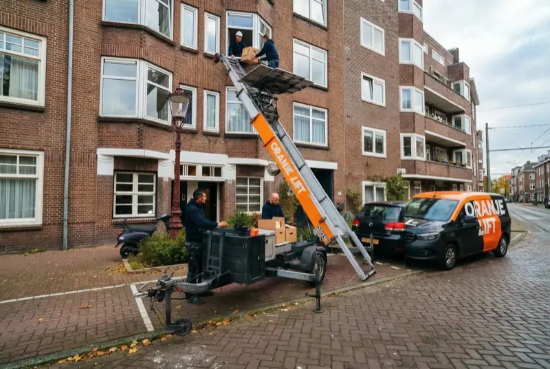 Verhuislift in actie bij woning in Den Helder