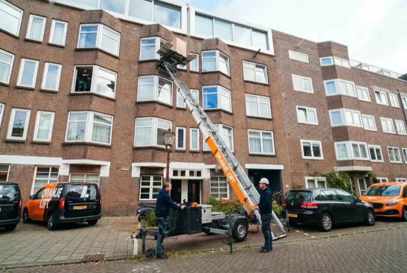 Verhuislift in actie in Den Helder
