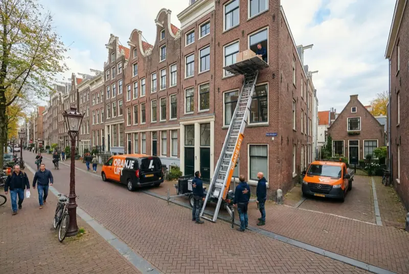 Aanhangerlift in smalle straat Den Helder